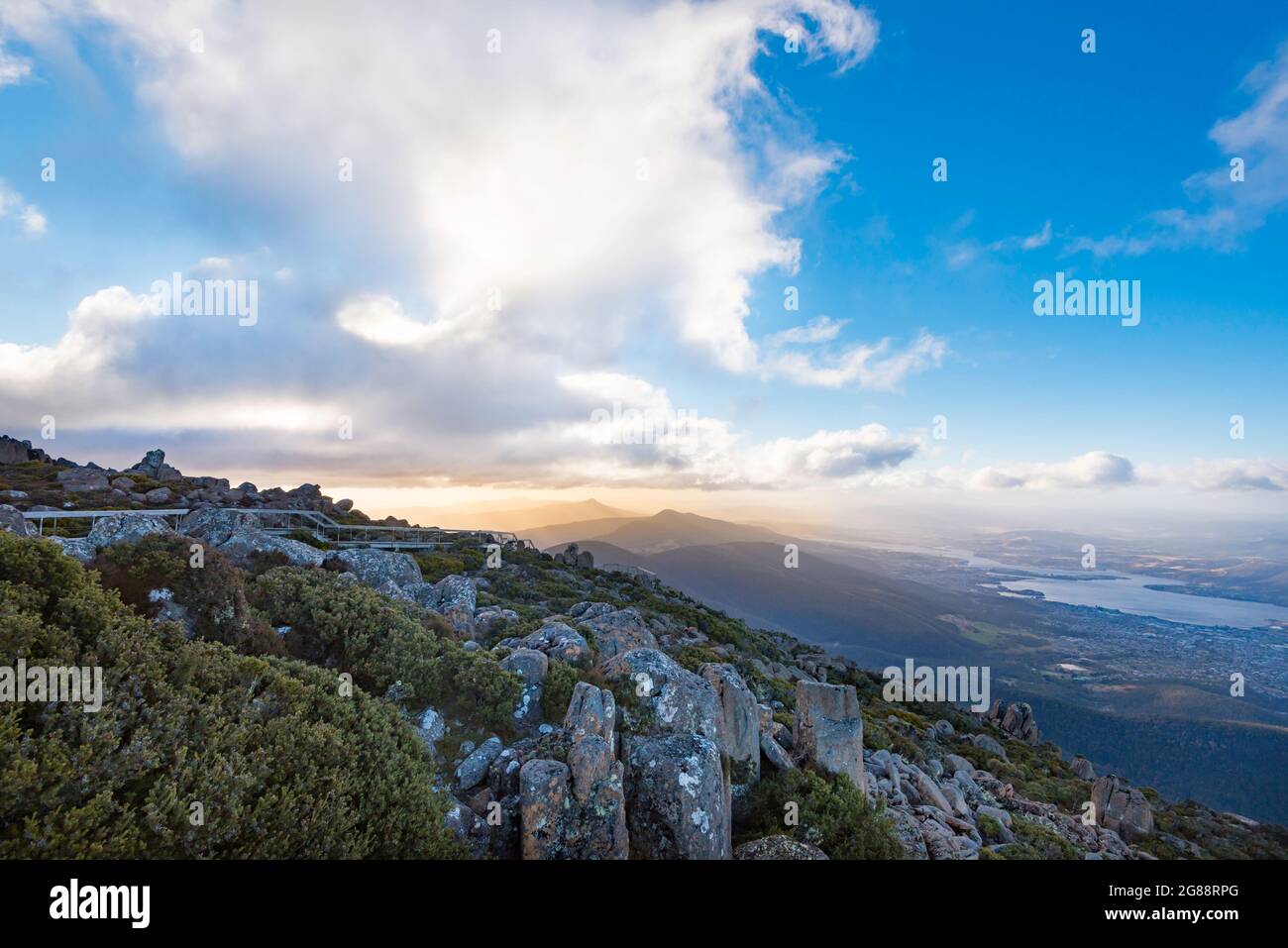 Una vista nel tardo pomeriggio dal Monte Wellington mentre le nuvole rotolano su Hobart, la capitale della Tasmania e il fiume Derwent in Australia Foto Stock