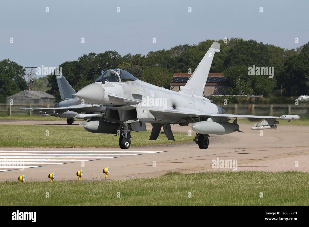 Un paio di Royal Air Force Typhoon FGR4 da 29 Sqn girando sulla pista a RAF Coningsby per la partenza. Foto Stock