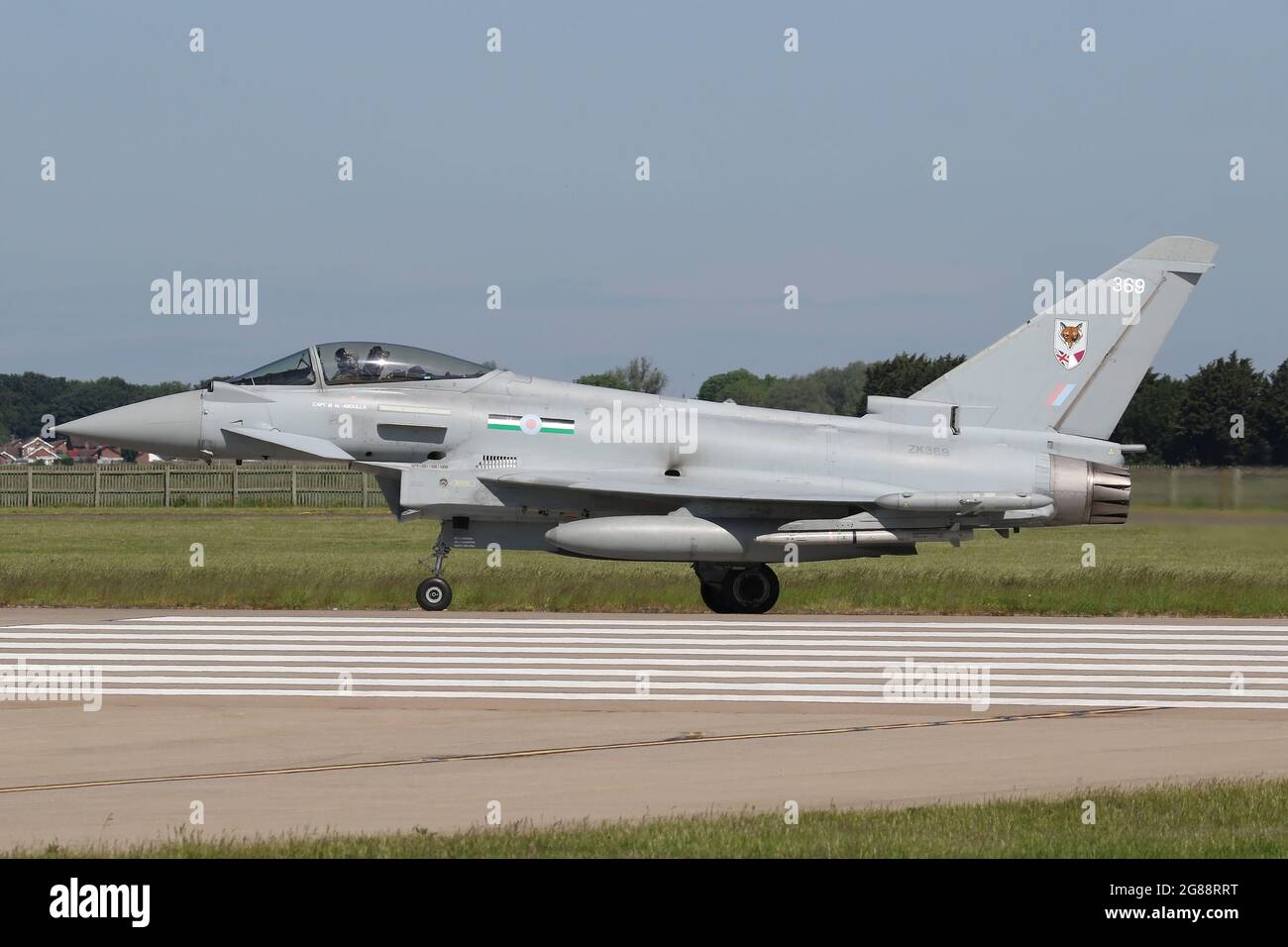 Royal Air Force Typhoon FGR4 da 12 Sqn girare sulla pista a RAF Coningsby per la partenza. Foto Stock