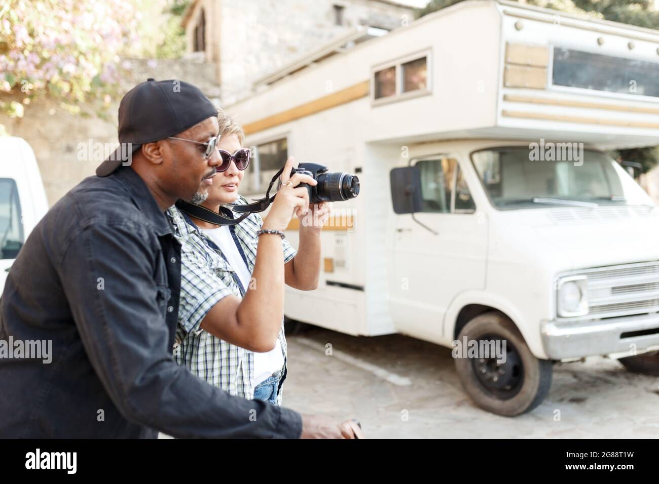 Coppia multiculturale africana e latina che gioisce viaggiare insieme. Razza mista di mezza età, coppia multietnica in vacanza in Europa Foto Stock