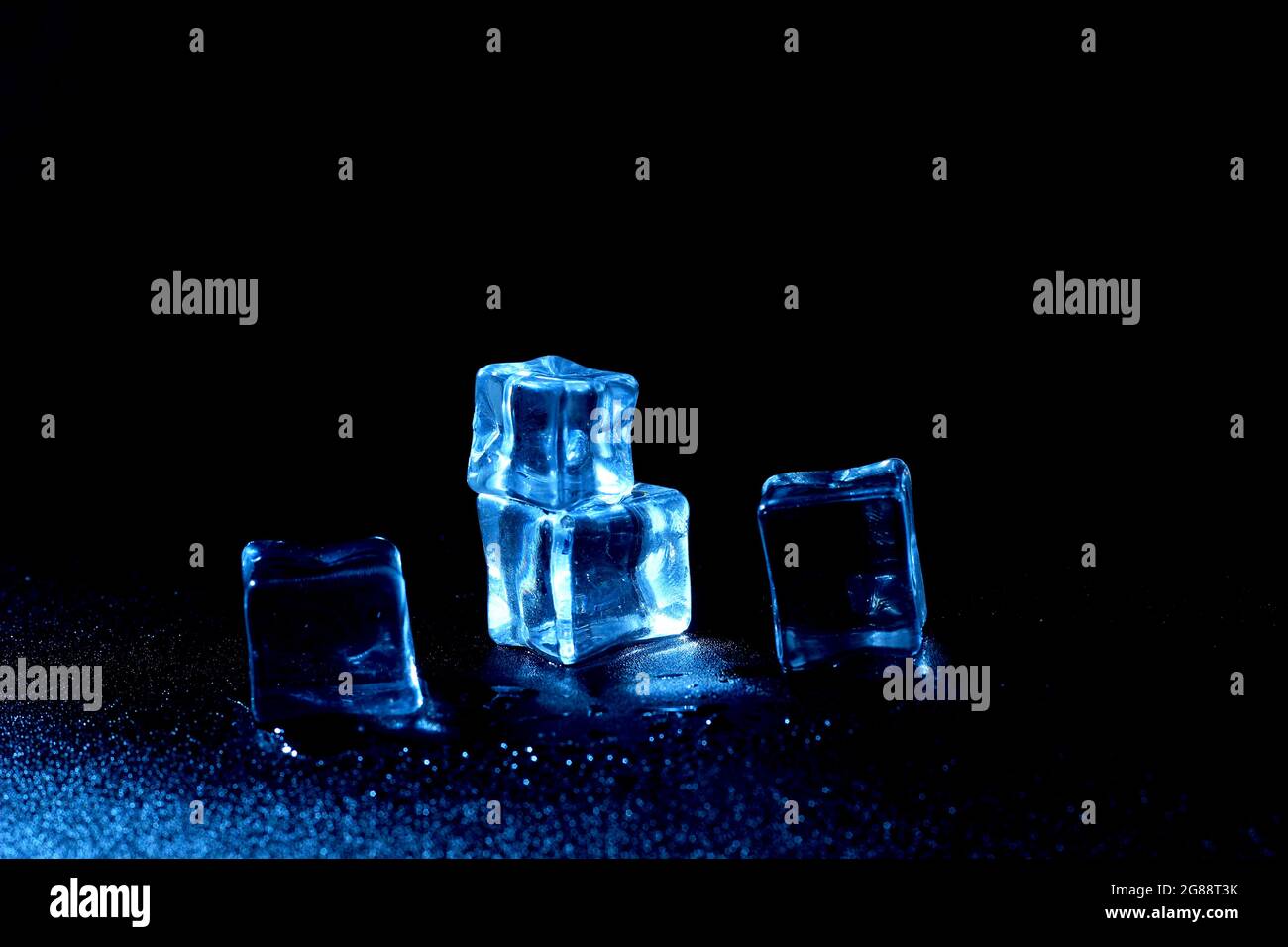 5 bagnati, artificiale o finto cubetto di ghiaccio su sfondo bianco Foto  stock - Alamy