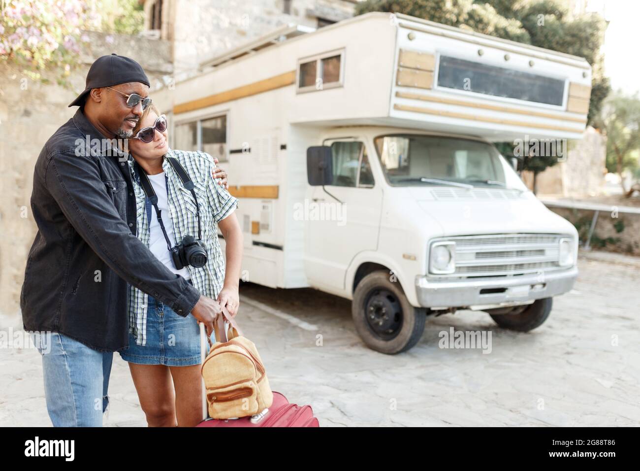 Momenti felici. Coppia allegra nera che prende Selfie sullo smartphone mentre ha viaggio romantico di data, sposi afroamericani di mezza età in viaggio. Misto Foto Stock