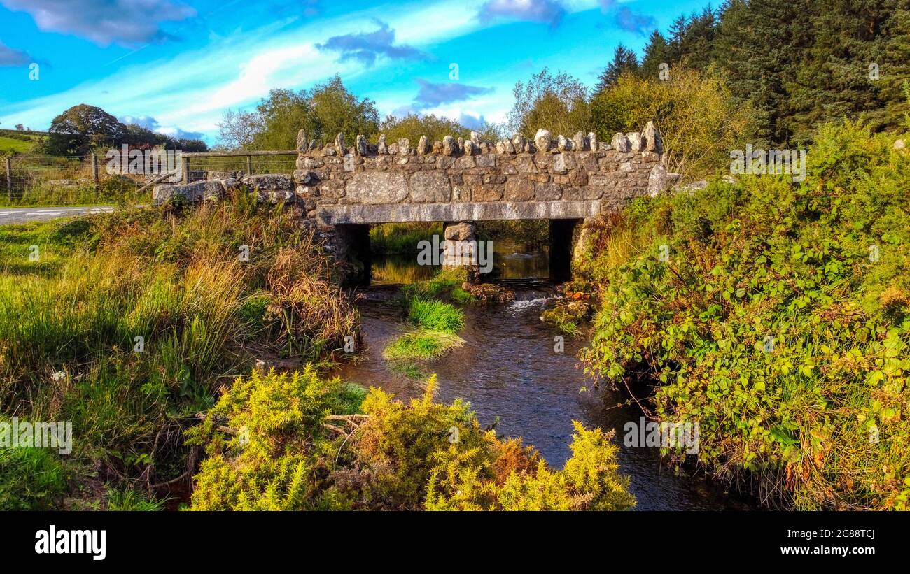 Antico ponte in pietra di granito attraverso il Walla Brook, vicino a Postbridge, Dartmoor, Devon, Regno Unito Foto Stock