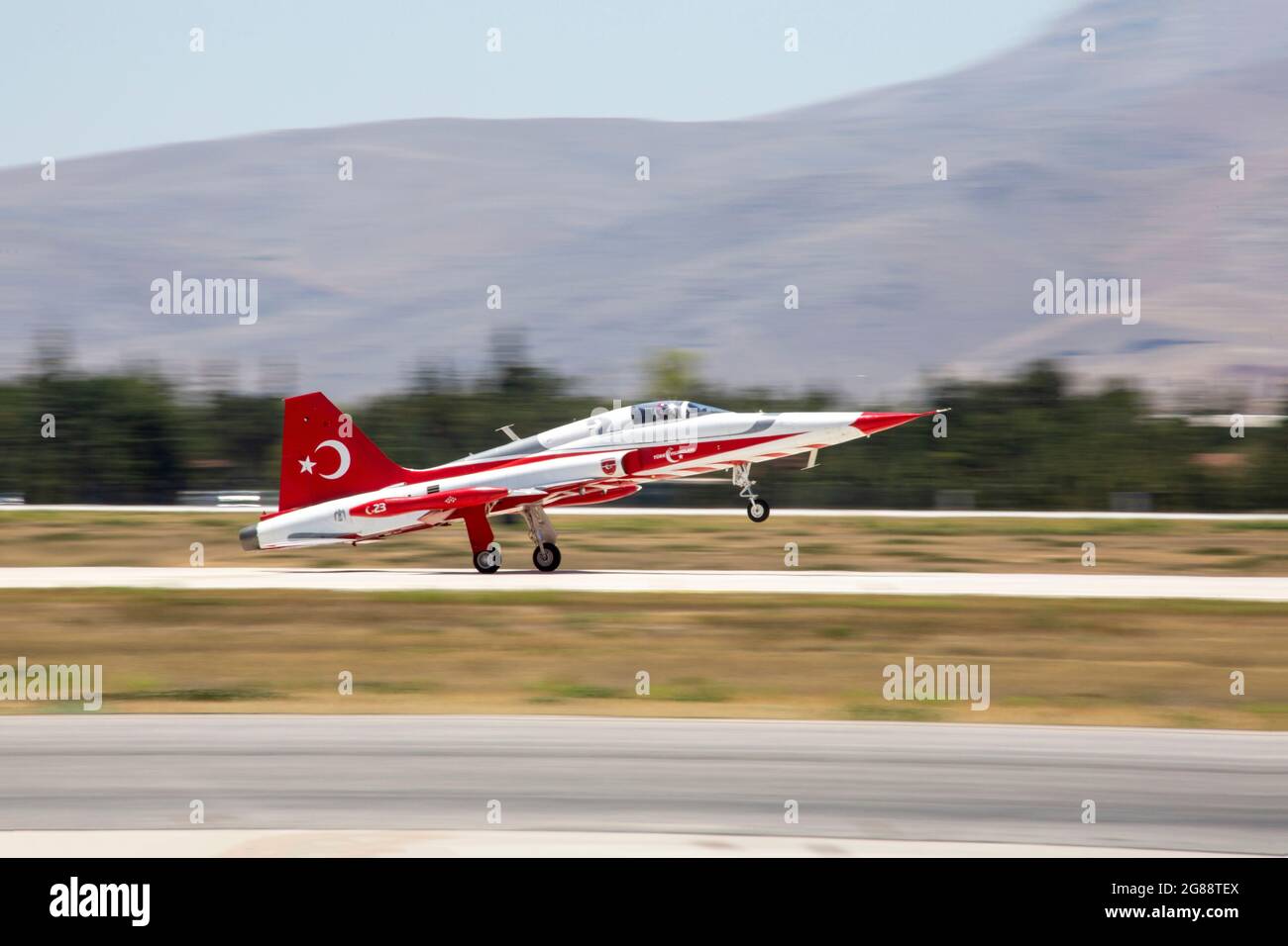 Konya, Turchia - 07 01 2021: Turkish Stars, un team dimostrativo dell'Aeronautica turca, durante il decollo per l'Anatolia Eagle Training tenutosi a Kony Foto Stock