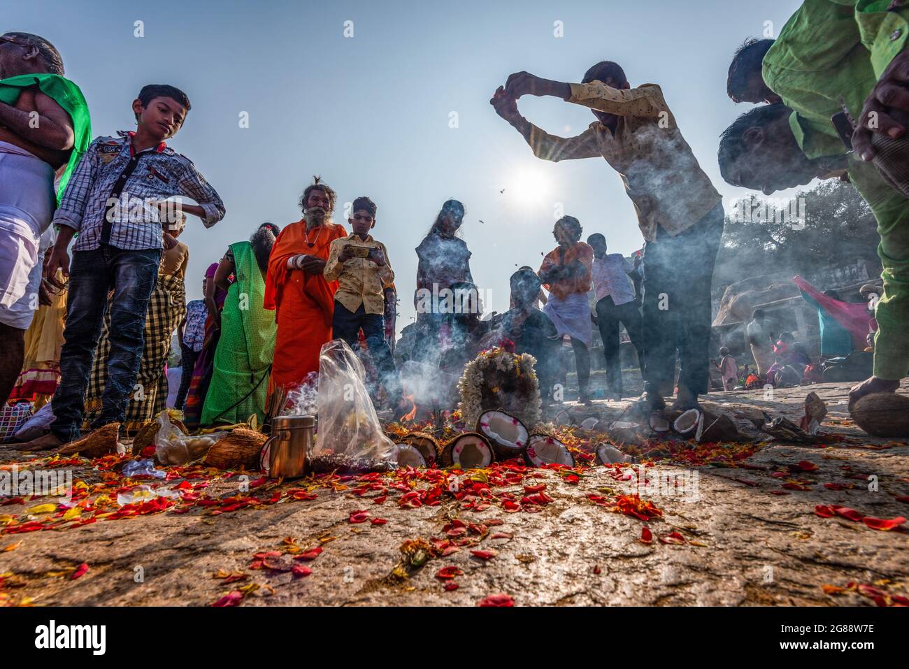 Hampi, Karnataka, India - 10 Gennaio 2020 : pubblico locale che si prepara al culto dopo il bagno nel Tungabhadra nella città di Hampi. Foto Stock