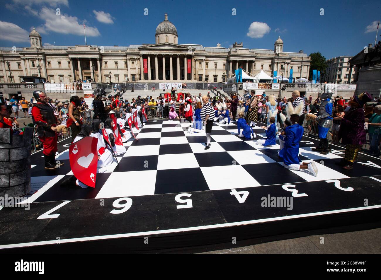Londra, Regno Unito. 18 luglio 2021. Gli attori di Alice nel paese delle meraviglie giocano una partita di Scacchi su una scacchiera gigante al ChessFest . Persone che giocano a Scacchi al ChessFest, un evento gratuito organizzato dal Sindaco di Londra, lavorando con scuole e comunità per promuovere la stimolazione e l'apprendimento. Credit: Mark Thomas/Alamy Live News Foto Stock