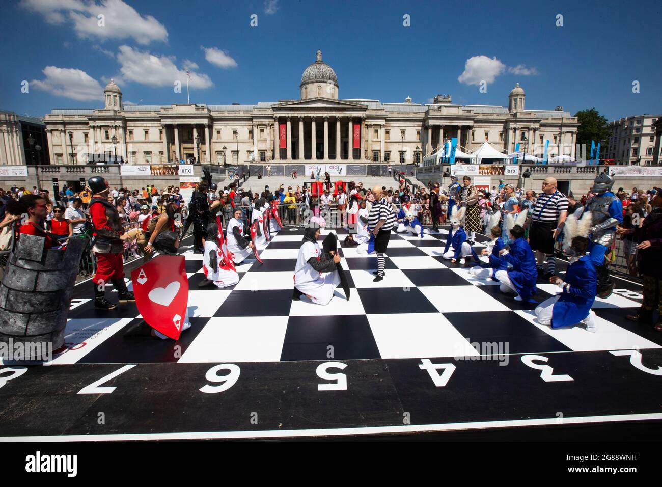 Londra, Regno Unito. 18 luglio 2021. Gli attori di Alice nel paese delle meraviglie giocano una partita di Scacchi su una scacchiera gigante al ChessFest . Persone che giocano a Scacchi al ChessFest, un evento gratuito organizzato dal Sindaco di Londra, lavorando con scuole e comunità per promuovere la stimolazione e l'apprendimento. Credit: Mark Thomas/Alamy Live News Foto Stock