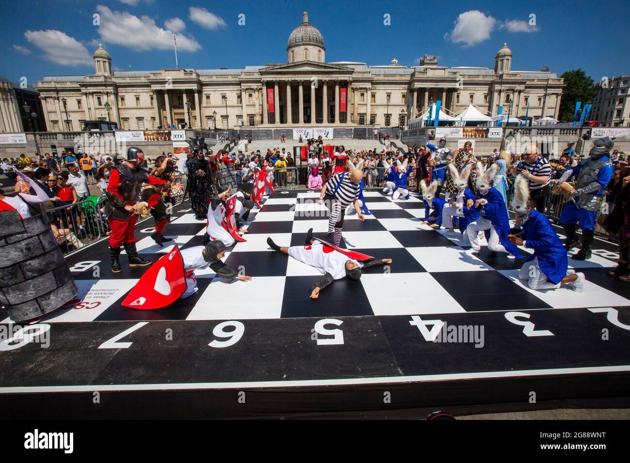 Londra, Regno Unito. 18 luglio 2021. Gli attori di Alice nel paese delle meraviglie giocano una partita di Scacchi su una scacchiera gigante al ChessFest . Persone che giocano a Scacchi al ChessFest, un evento gratuito organizzato dal Sindaco di Londra, lavorando con scuole e comunità per promuovere la stimolazione e l'apprendimento. Credit: Mark Thomas/Alamy Live News Foto Stock