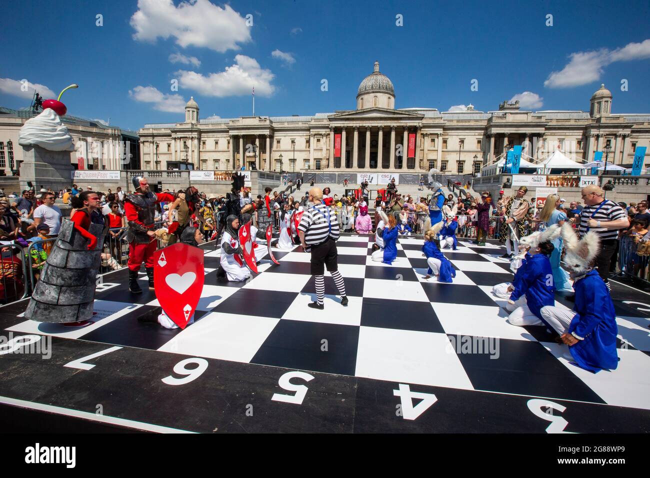 Londra, Regno Unito. 18 luglio 2021. Gli attori di Alice nel paese delle meraviglie giocano una partita di Scacchi su una scacchiera gigante al ChessFest . Persone che giocano a Scacchi al ChessFest, un evento gratuito organizzato dal Sindaco di Londra, lavorando con scuole e comunità per promuovere la stimolazione e l'apprendimento. Credit: Mark Thomas/Alamy Live News Foto Stock