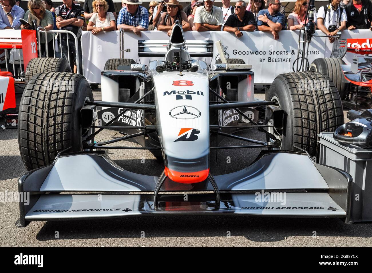 McLaren MP4/13 Formula 1, vettura da corsa Grand Prix nell'area di assemblaggio al Goodwood Festival of Speed 2013.1998 Formula 1 World Championship Foto Stock