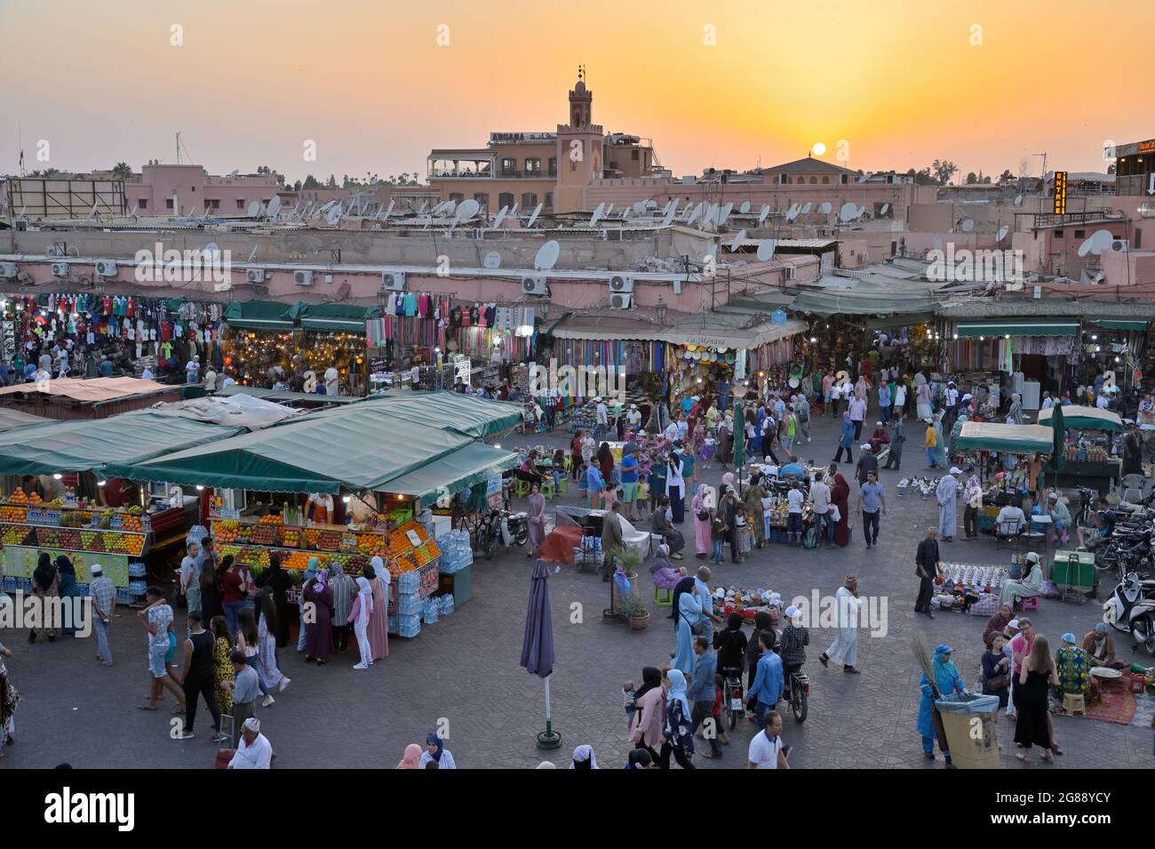 La vivace piazza Jemaa el-Fnaa al crepuscolo, Marrakech ma Foto Stock