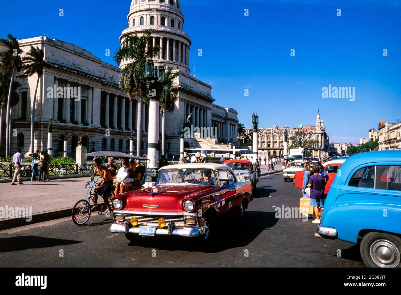 Classica vettura americana degli anni '50 a Capitolio, l'Avana, Cuba Foto Stock