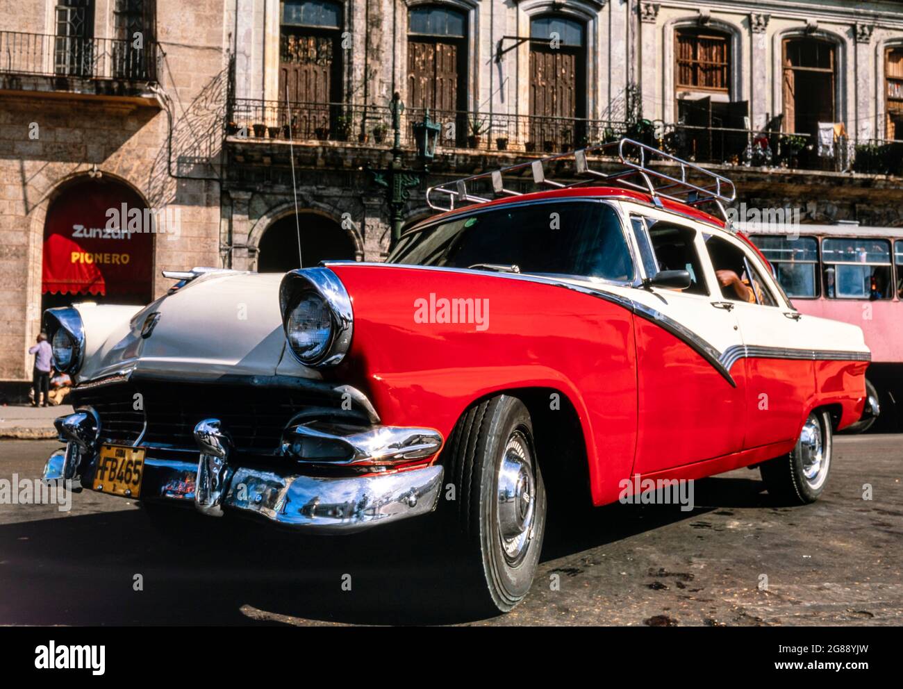 Auto classica americana anni '50, 1956 Ford Fairlane, l'Avana, Cuba Foto Stock