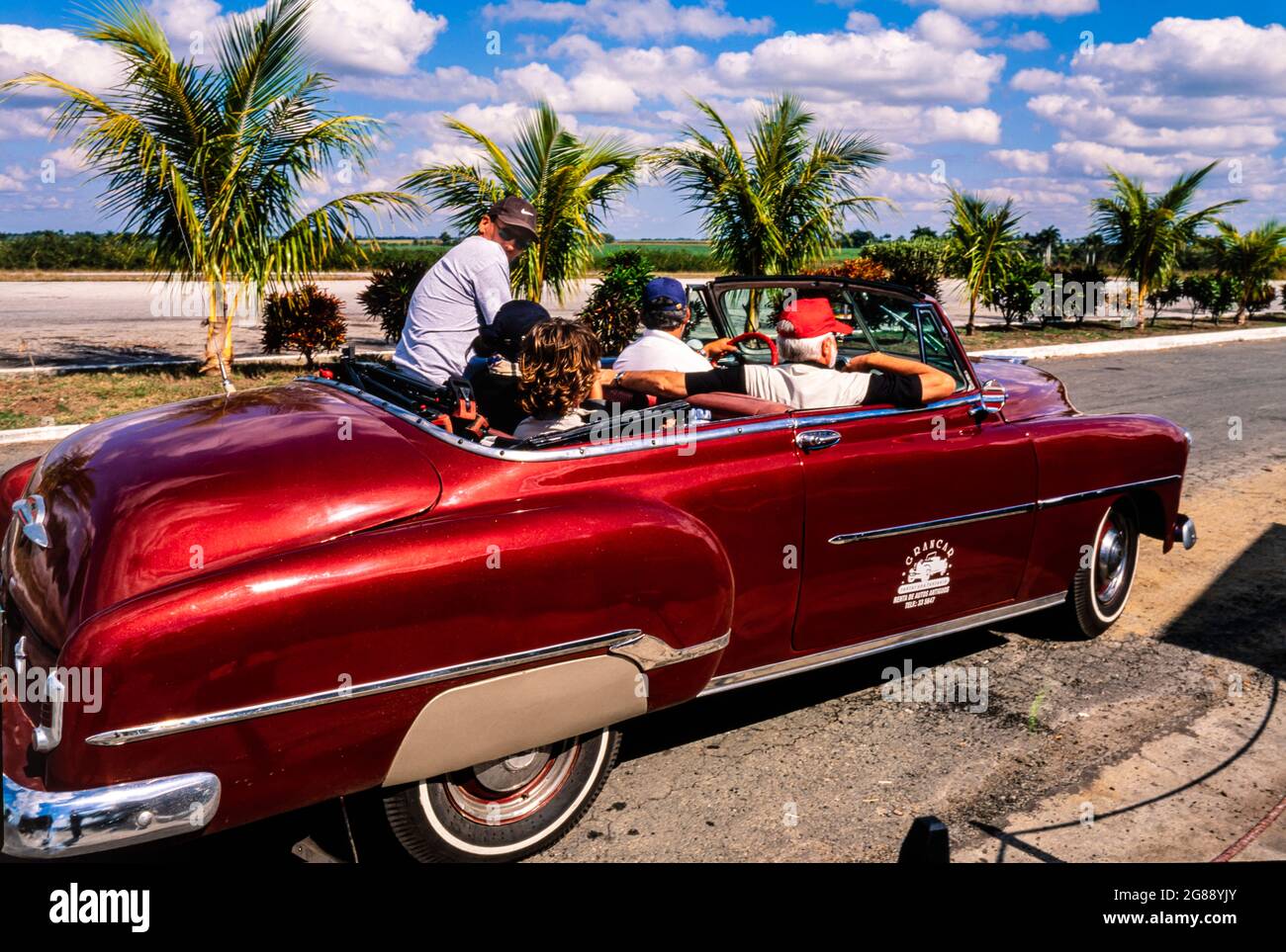 American convertibile, 1951 Chevrolet Styleline Deluxe Bel Air, con i turisti alla stazione di servizio sulla strada da l'Avana a Santa Clara, Cuba Foto Stock