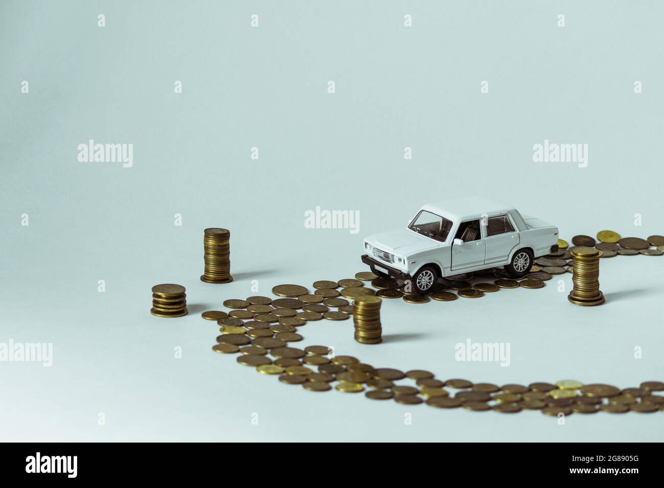 Un giocattolo a forma di maiale rosa tiene in bocca una fattura e si leva sul denaro. Foto Stock