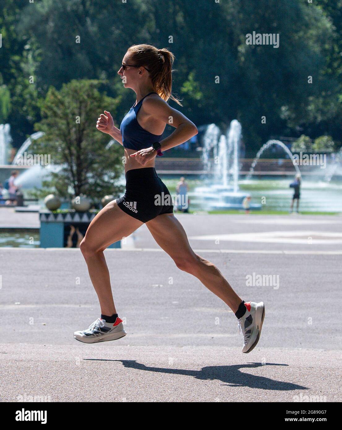 Battersea Park, Regno Unito. 18 luglio 2021. Stephanie Davis Team GB Olympic Marathon Runner si allena nel caldo di Battersea Park in preparazione del caldo ai Giochi Olimpici di Tokyo 2020. Credit: Nigel Bramley/Alamy Live News Foto Stock Battersea Park, Regno Unito. 18 luglio 2021. Stephanie Davis Team GB Olympic Marathon Runner si allena nel caldo di Battersea Park in preparazione del caldo ai Giochi Olimpici di Tokyo 2020. Credit: Nigel Bramley/Alamy Live News Foto Stock