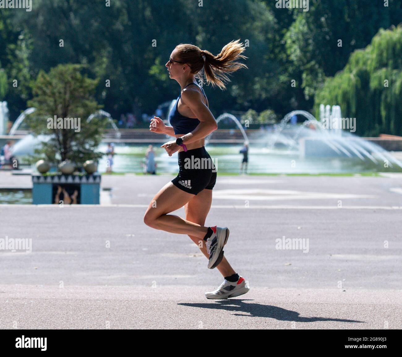 Battersea Park, Regno Unito. 18 luglio 2021. Stephanie Davis Team GB Olympic Marathon Runner si allena nel caldo di Battersea Park in preparazione del caldo ai Giochi Olimpici di Tokyo 2020. Credit: Nigel Bramley/Alamy Live News Foto Stock Battersea Park, Regno Unito. 18 luglio 2021. Stephanie Davis Team GB Olympic Marathon Runner si allena nel caldo di Battersea Park in preparazione del caldo ai Giochi Olimpici di Tokyo 2020. Credit: Nigel Bramley/Alamy Live News Foto Stock