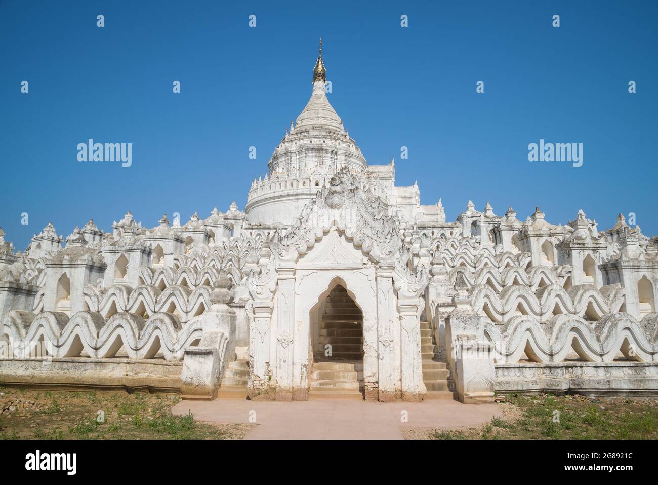 White Mya Thein Tan Pagoda primo piano in una giornata di sole. Mingun, Myanmar Foto Stock