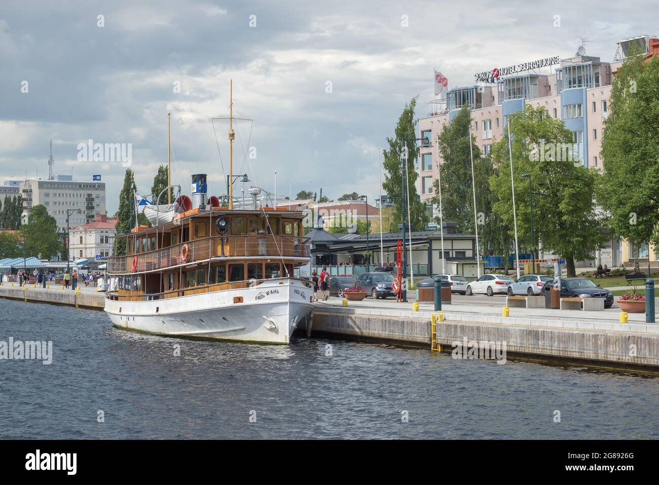 SAVONLINNA, FINLANDIA - 17 GIUGNO 2017: Il piroscafo retrò Paul Wahl all'argine della città il pomeriggio di luglio Foto Stock
