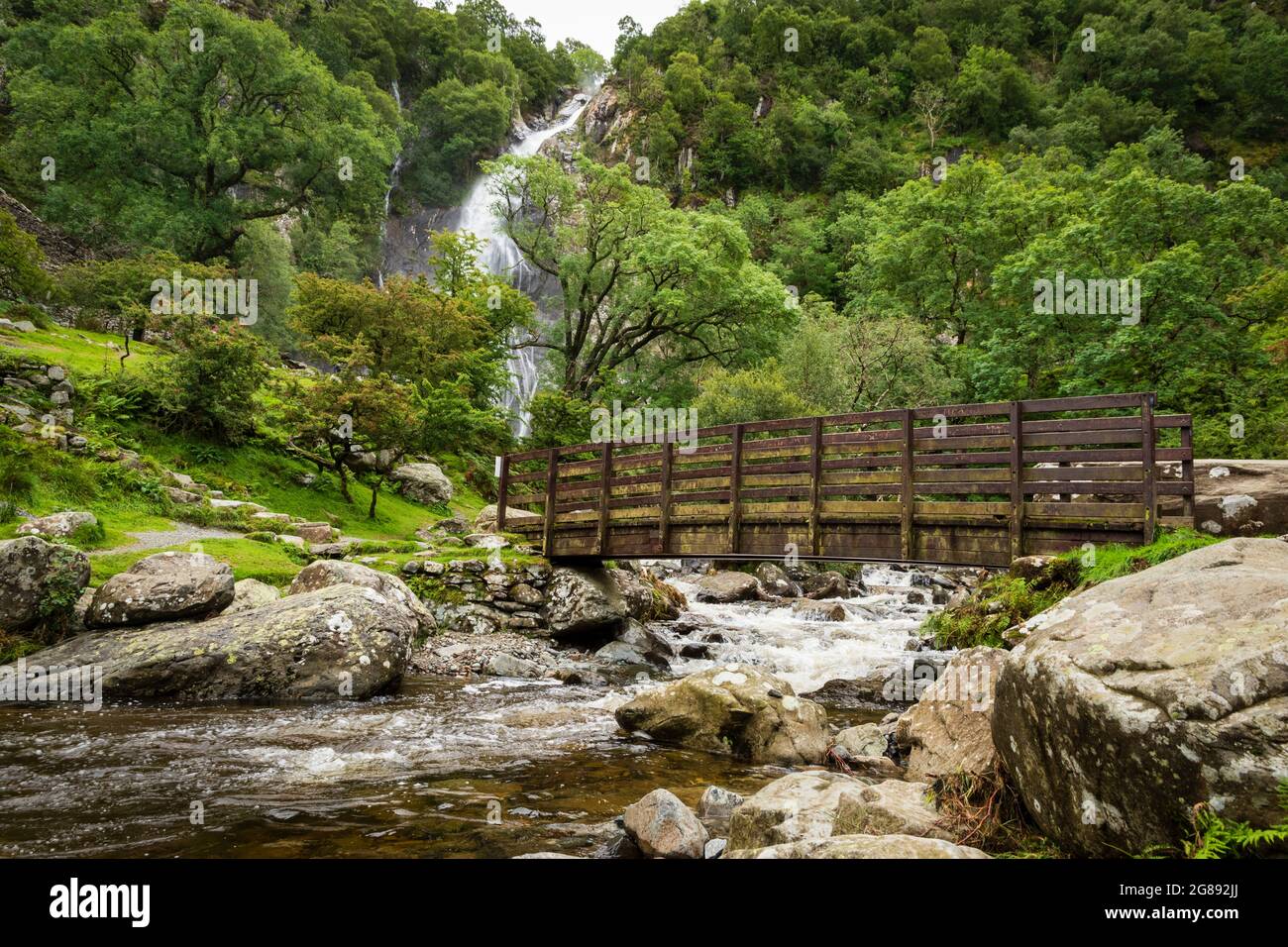 Il ponte di legno a Aber Falls, Galles del Nord Foto Stock