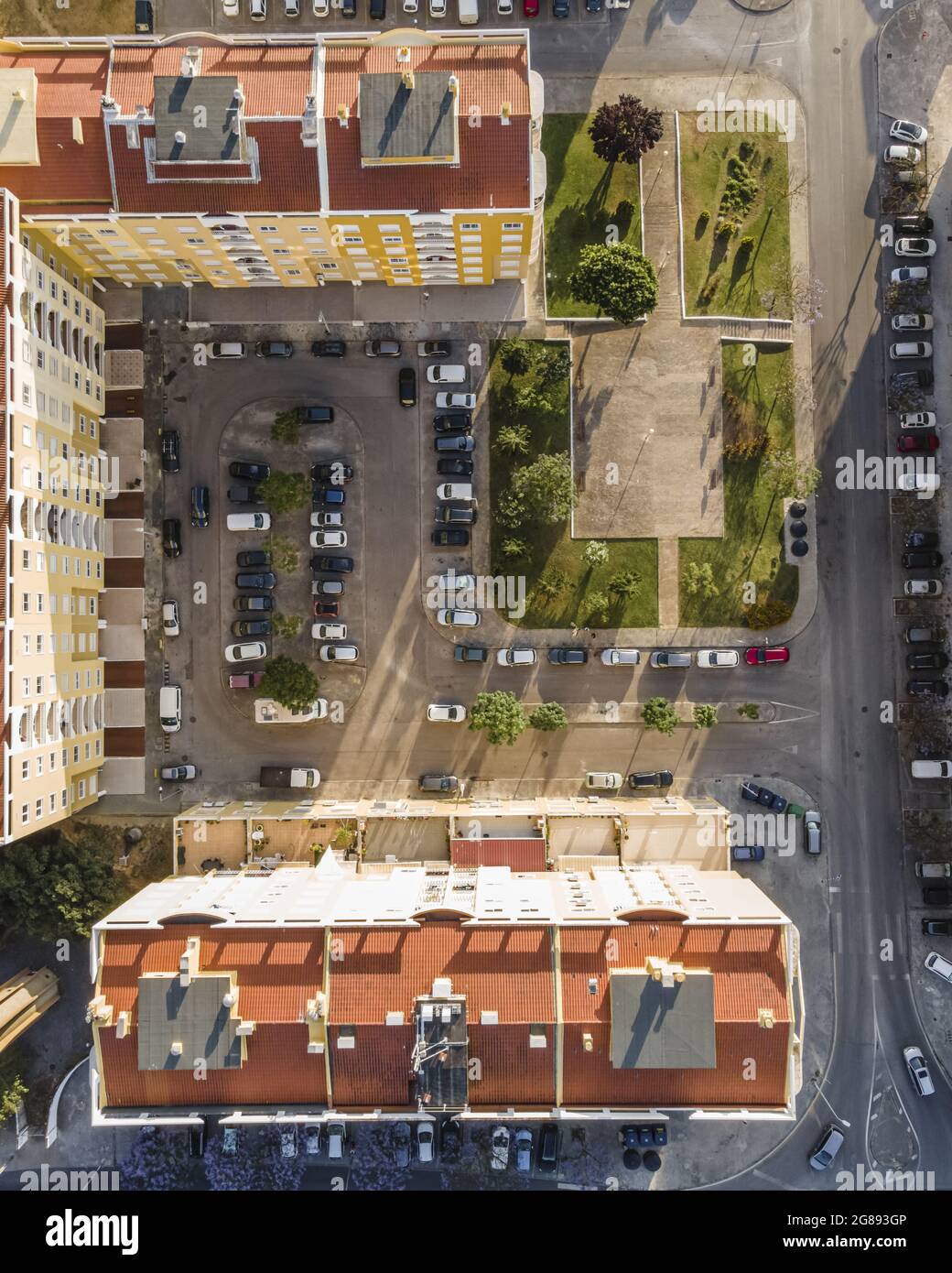 Una vista aerea di un colorato quartiere residenziale con edifici vivaci in Arrentela, vicino Seixal Foto Stock