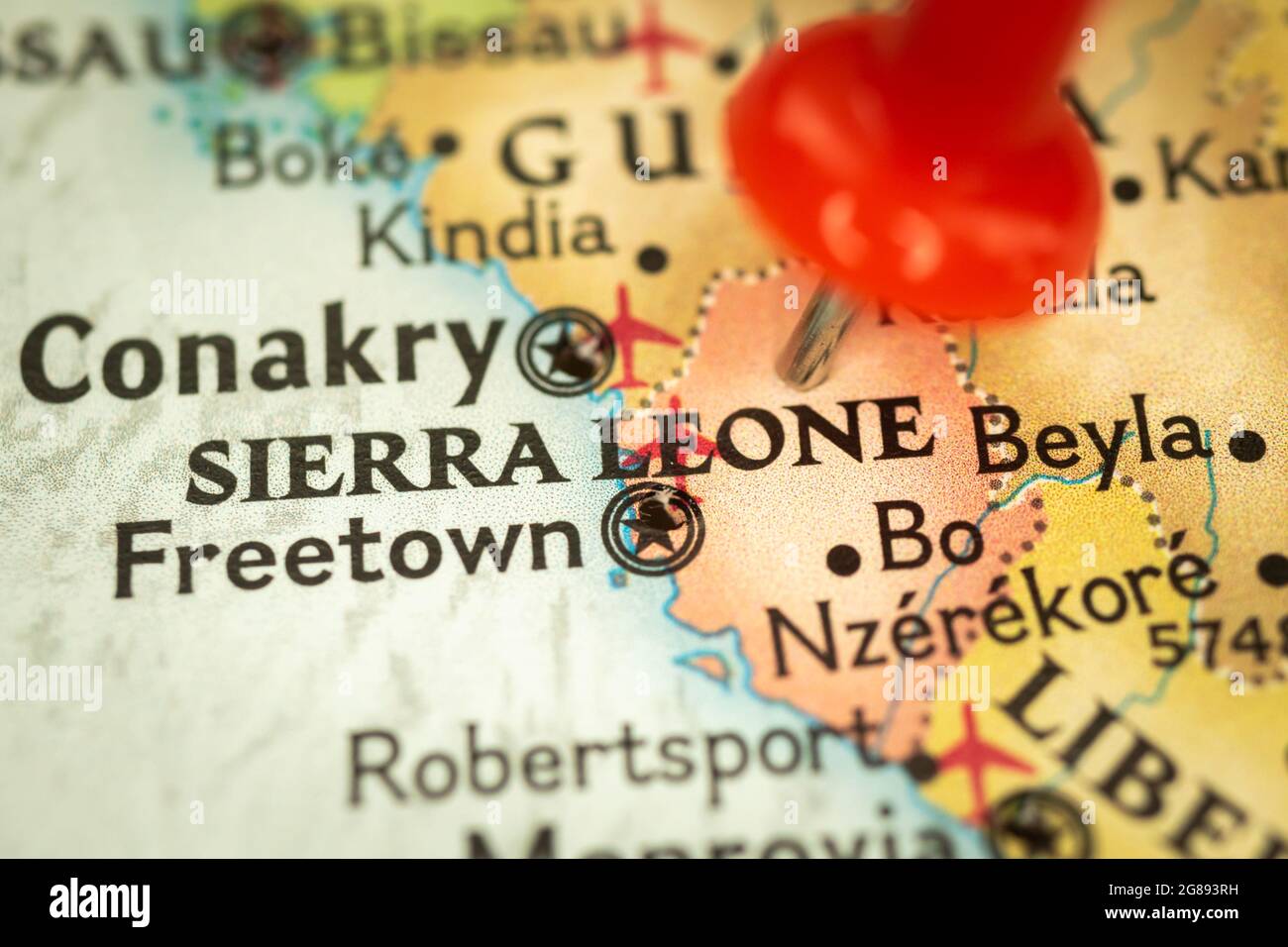 Location Sierra Leone e Freetown, mappa con spilla closeup, viaggio e viaggio concept con marker, Africa Foto Stock