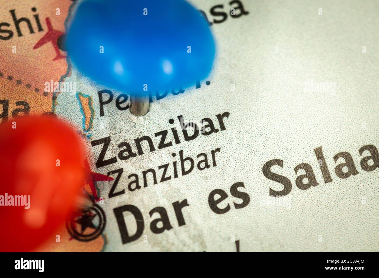 Location Zanzibar in Tanzania, mappa con spilla closeup, viaggio e viaggio concept con marker, Africa Foto Stock