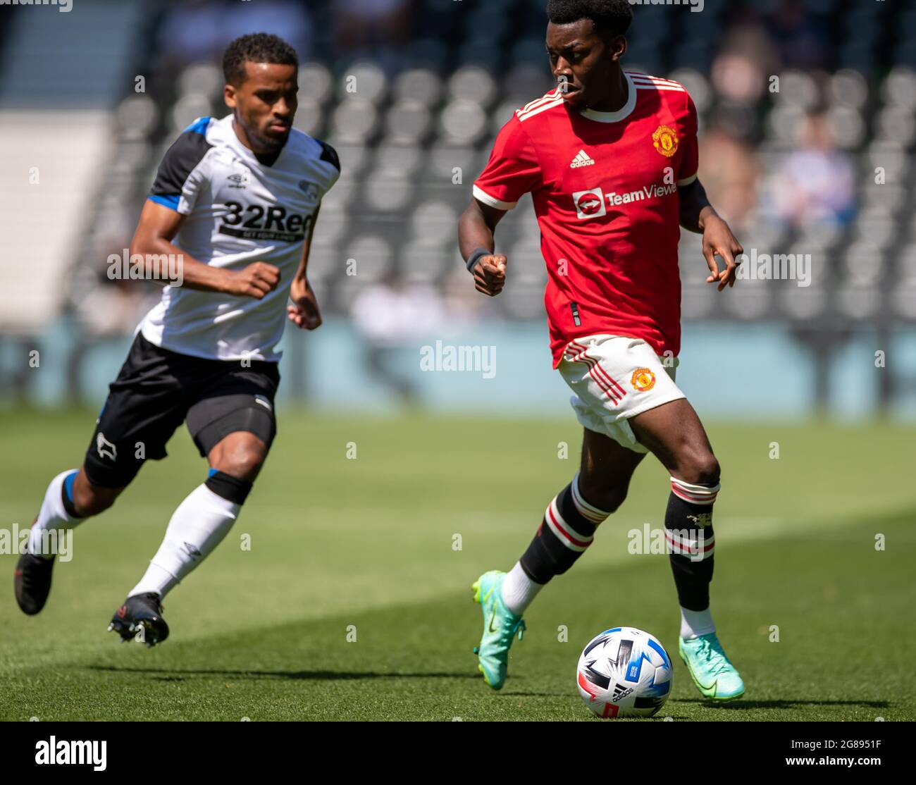 Pride Park, Derby, East Midlands. 18 luglio 2021. Pre Season friendly Football, Derby County contro Manchester United; Anthony Elanga di Manchester United sulla palla Credit: Action Plus Sports/Alamy Live News Foto Stock