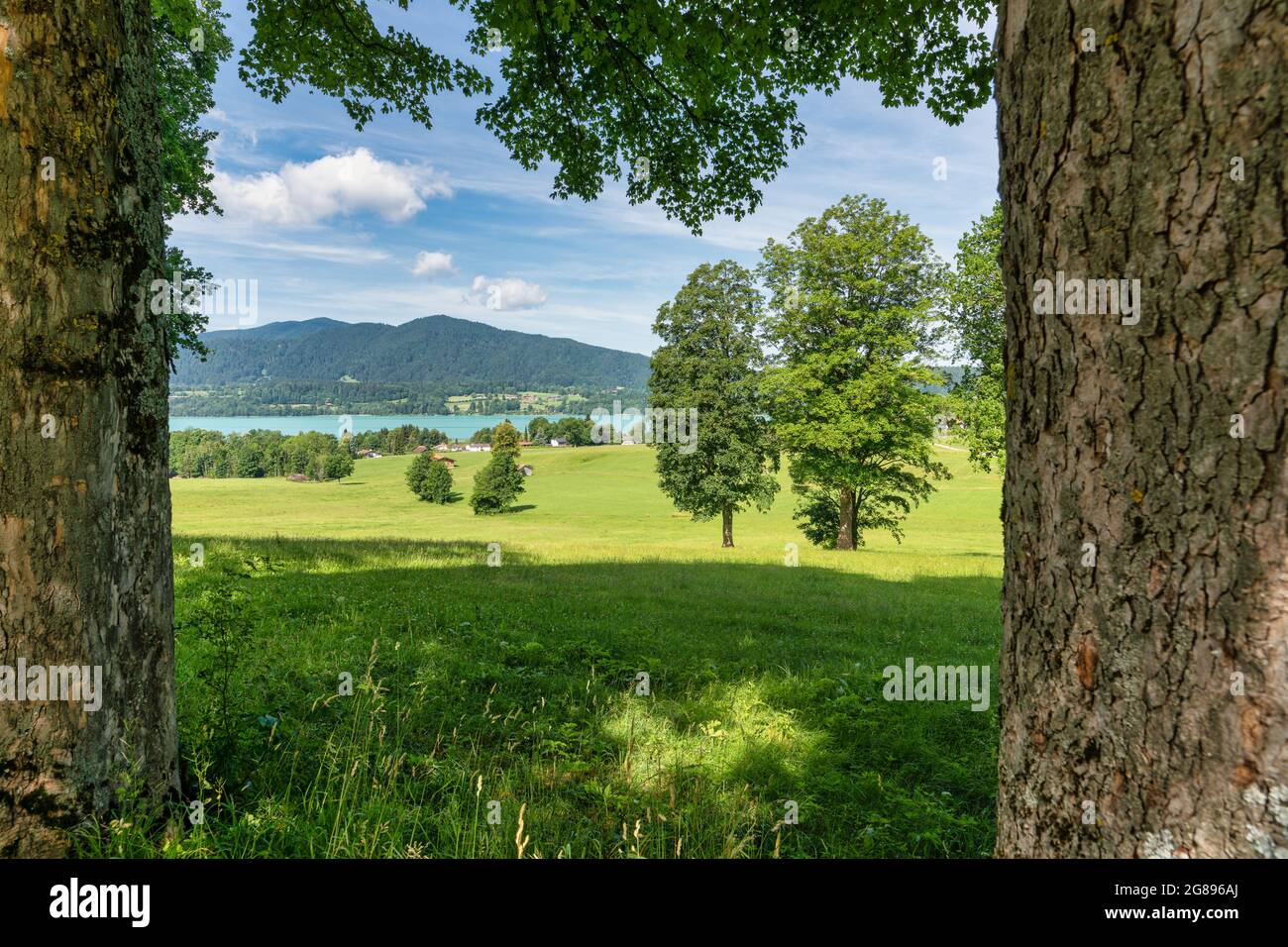 Vista incorniciata sul meraviglioso Tegernsee color turchese, un famoso punto di riferimento turistico nella baviera meridionale, è il momento di rilassarsi. Foto Stock