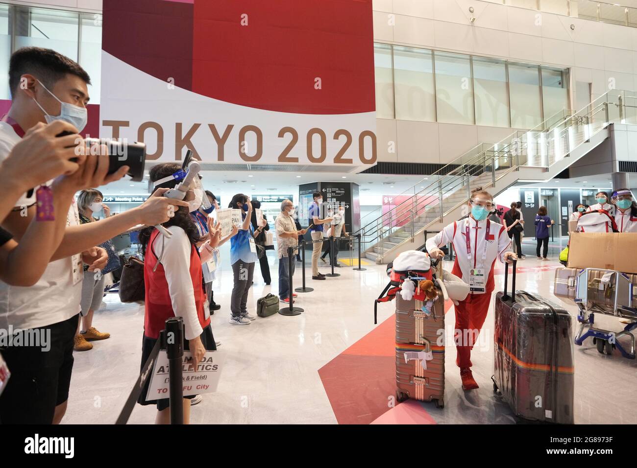 Tokyo, Giappone. 18 luglio 2021. Lu Yufei (R, anteriore) della squadra femminile cinese di ginnastica arriva all'aeroporto Narita di Tokyo, Giappone, il 18 luglio 2021. Credit: Yibo/Xinhua/Alamy Live News Foto Stock