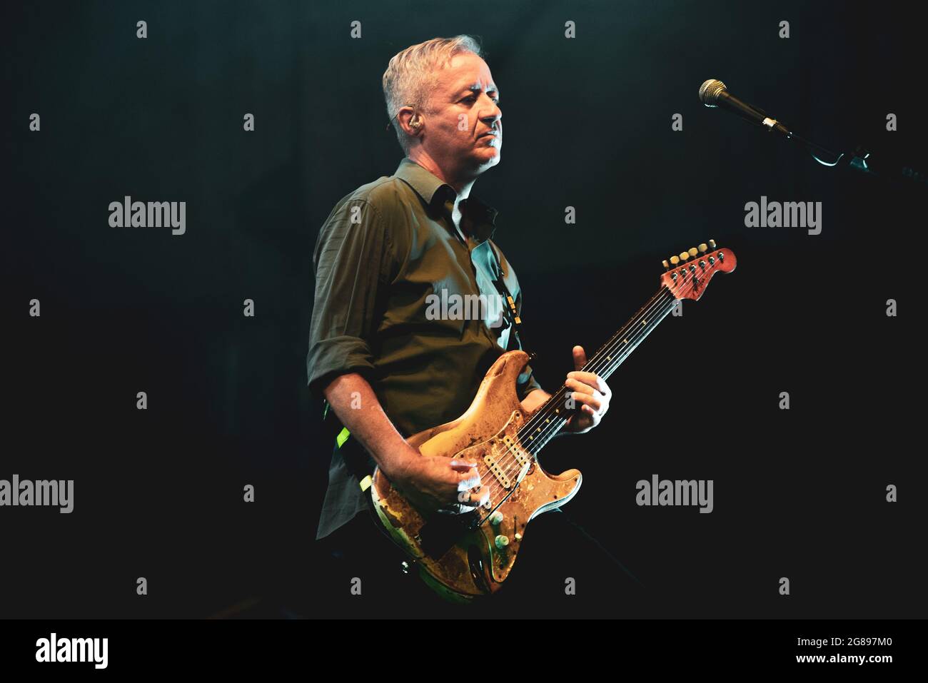 Collegno, Italia. 17 luglio 2021. FLOWERS FESTIVAL, COLLEGNO, ITALIA 17 LUGLIO: Massimiliano "Max" Casacci, chitarrista della band rock/pop italiana Subsonica, si esibisce dal vivo sul palco per il primo concerto tourist estivo 2021 della band. (Foto di Alessandro Bosio/Pacific Press/Sipa USA) Credit: Sipa USA/Alamy Live News Foto Stock