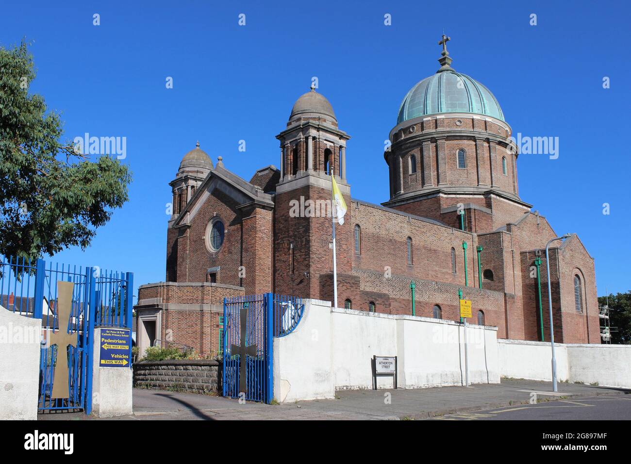 Chiesa del Santuario di San Pietro e Paolo e di San Filomena, New Brighton, Wirral, Regno Unito Foto Stock