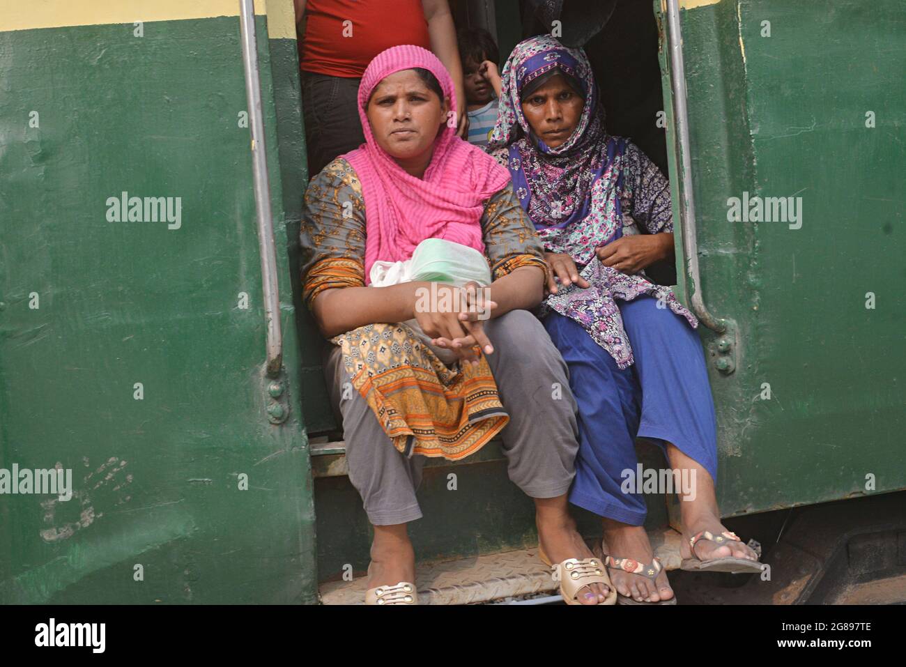 I passeggeri pakistani salgono sul treno per fare un giro di ritorno alla loro città e villaggi per celebrare Eid al-Adha con il loro amore e i membri della famiglia, alla stazione ferroviaria nella zona di Shahdara Lahore il 17 luglio 2021. I musulmani di tutto il mondo iniziano a prepararsi per 'Eid al-Adha', una festa per sacrificare bovini, caprini e pecore in commemorazione della disponibilità del profeta Abramo a sacrificare il figlio e a mostrare la sua obbedienza a Dio. Il festival segna la fine di Hajj, dove milioni di musulmani svolgono il pellegrinaggio annuale alla Mecca. (Foto di Rana Sajid Hussain/Pacific Press/Sipa USA) Foto Stock