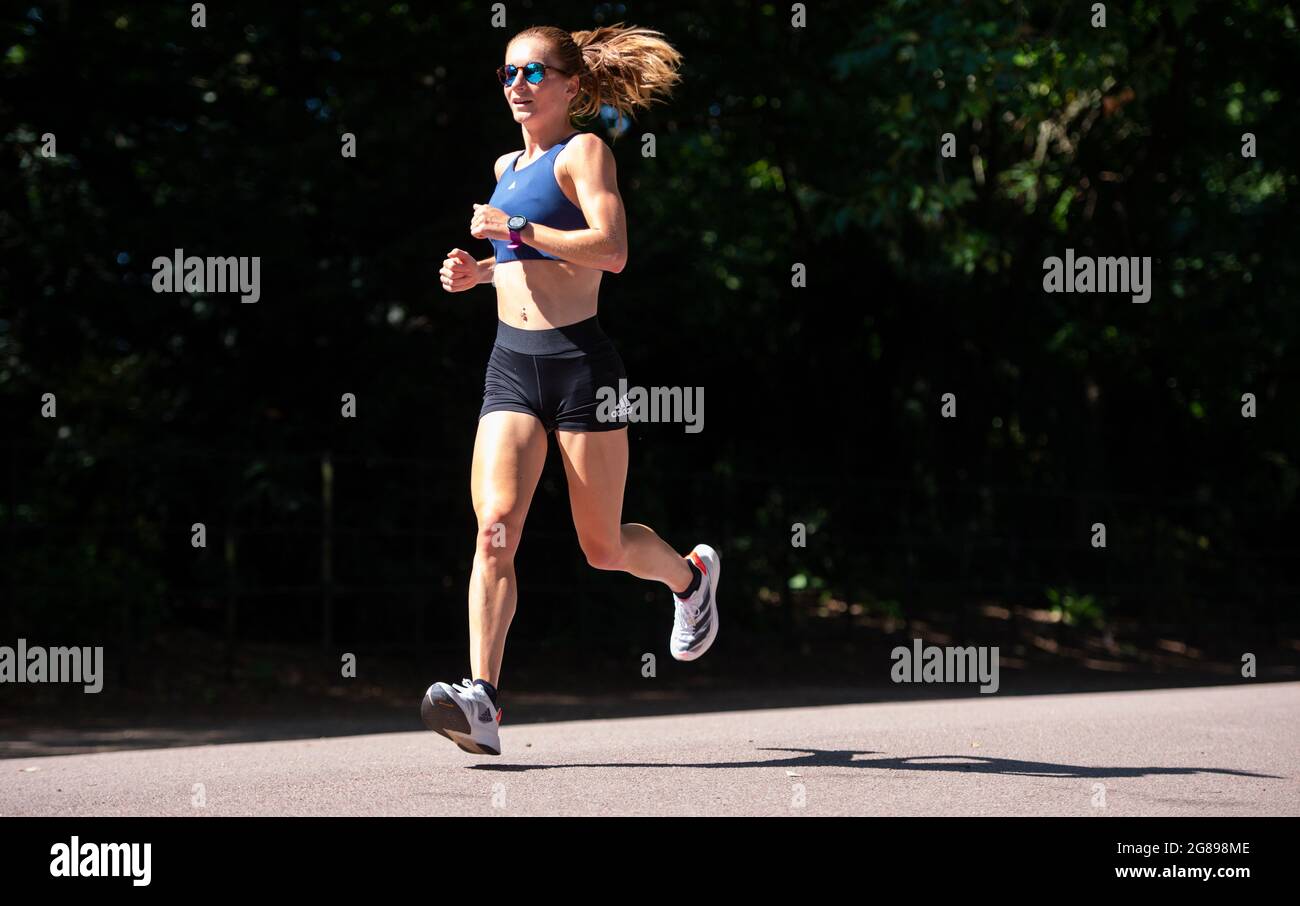 Battersea Park, Regno Unito. 18 luglio 2021. Stephanie Davis Team GB Olympic Marathon Runner si allena nel caldo di Battersea Park in preparazione del caldo ai Giochi Olimpici di Tokyo 2020. Credit: Nigel Bramley/Alamy Live News Foto Stock Battersea Park, Regno Unito. 18 luglio 2021. Stephanie Davis Team GB Olympic Marathon Runner si allena nel caldo di Battersea Park in preparazione del caldo ai Giochi Olimpici di Tokyo 2020. Credit: Nigel Bramley/Alamy Live News Foto Stock