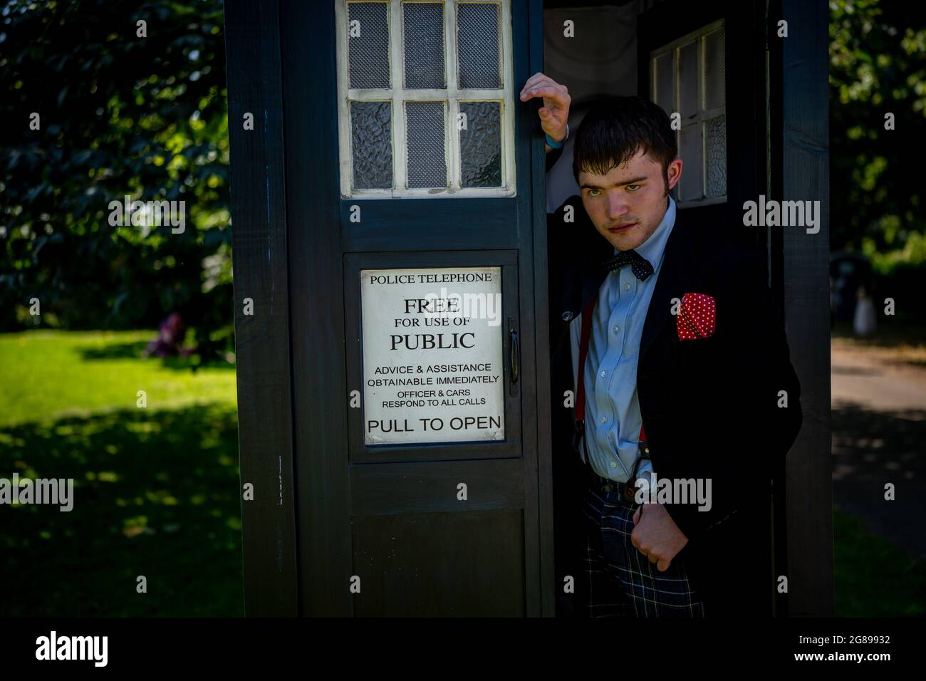 Rinfrescando fuori del TARDIS è Daniel Cadwalldr-Jones, vestito come il secondo dottor Who, Patrick Troughton, a Fantasy Forest, un festival all'aperto al castello di Sudeley a Cheltenham, Che rimane l'unico castello privato in Inghilterra ad avere una regina sepolta all'interno dei giardini - la regina Katherine Parr, l'ultima e sopravvissuta moglie di re Enrico VIII - che ha vissuto e morto nel castello. Data immagine: Domenica 18 luglio 2021. Foto Stock