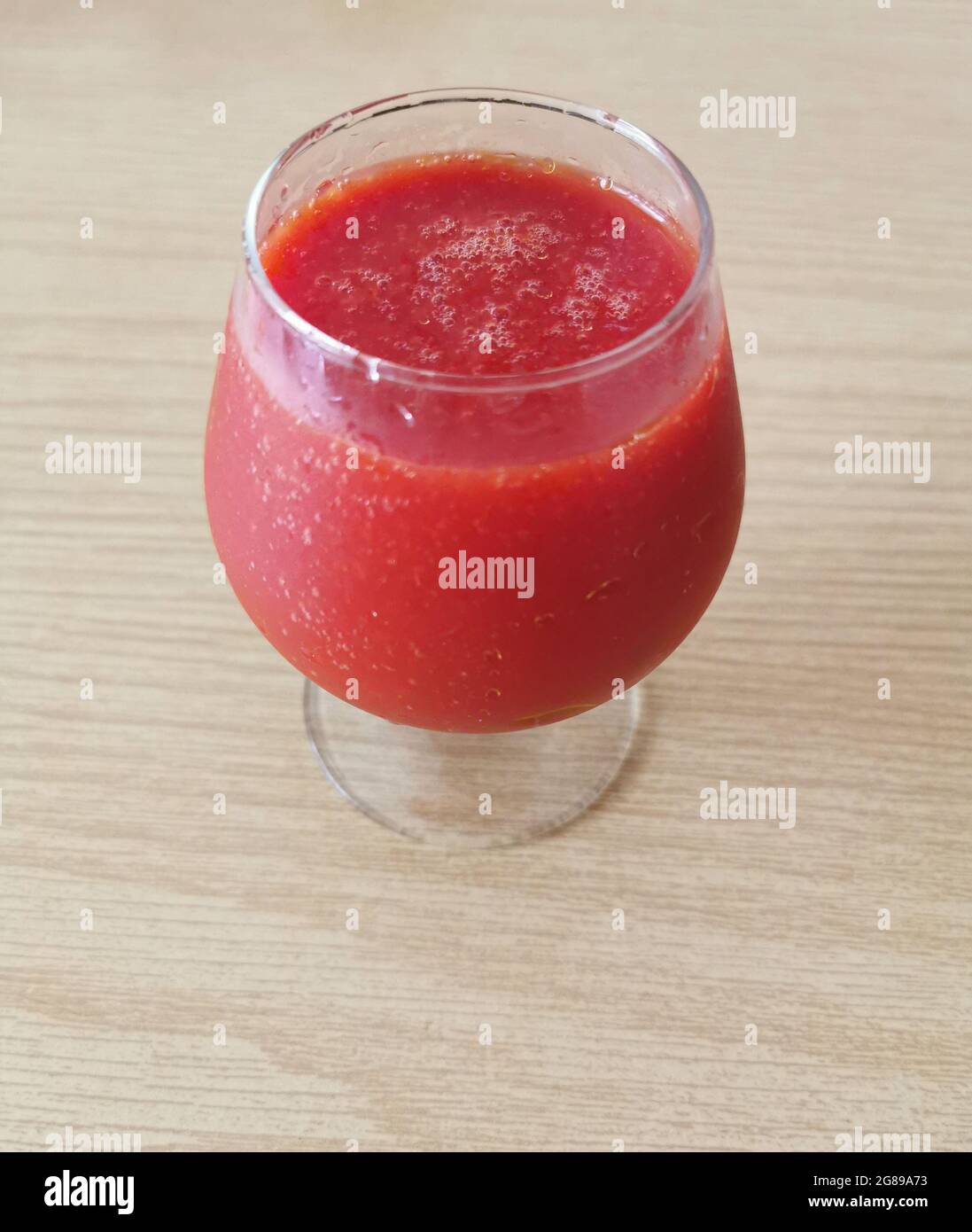 Un bicchiere di succo fresco di pomodoro freddo Foto Stock