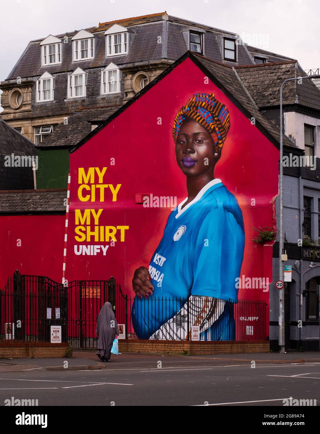 My City My Shirt murale guarda giù una signora musulmana che indossa Hajib. Numero foto 3990 Foto Stock