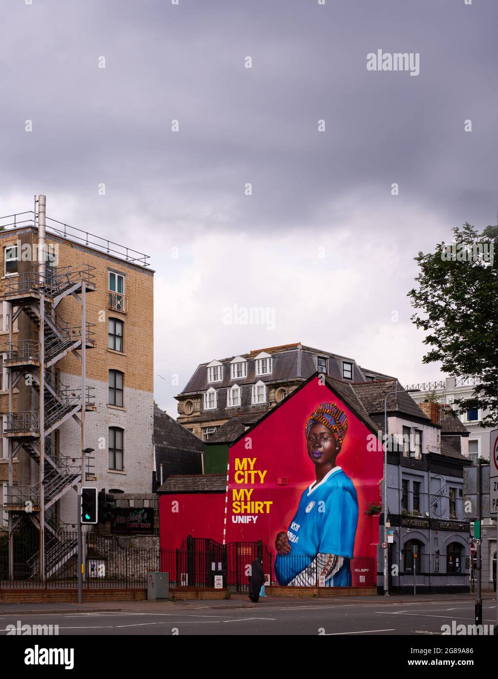 My City My Shirt è un murale nella baia di Cardiff che raffigura il diverso background etnico che si trova in tutta Cardiff. Numero foto 3989. Foto Stock