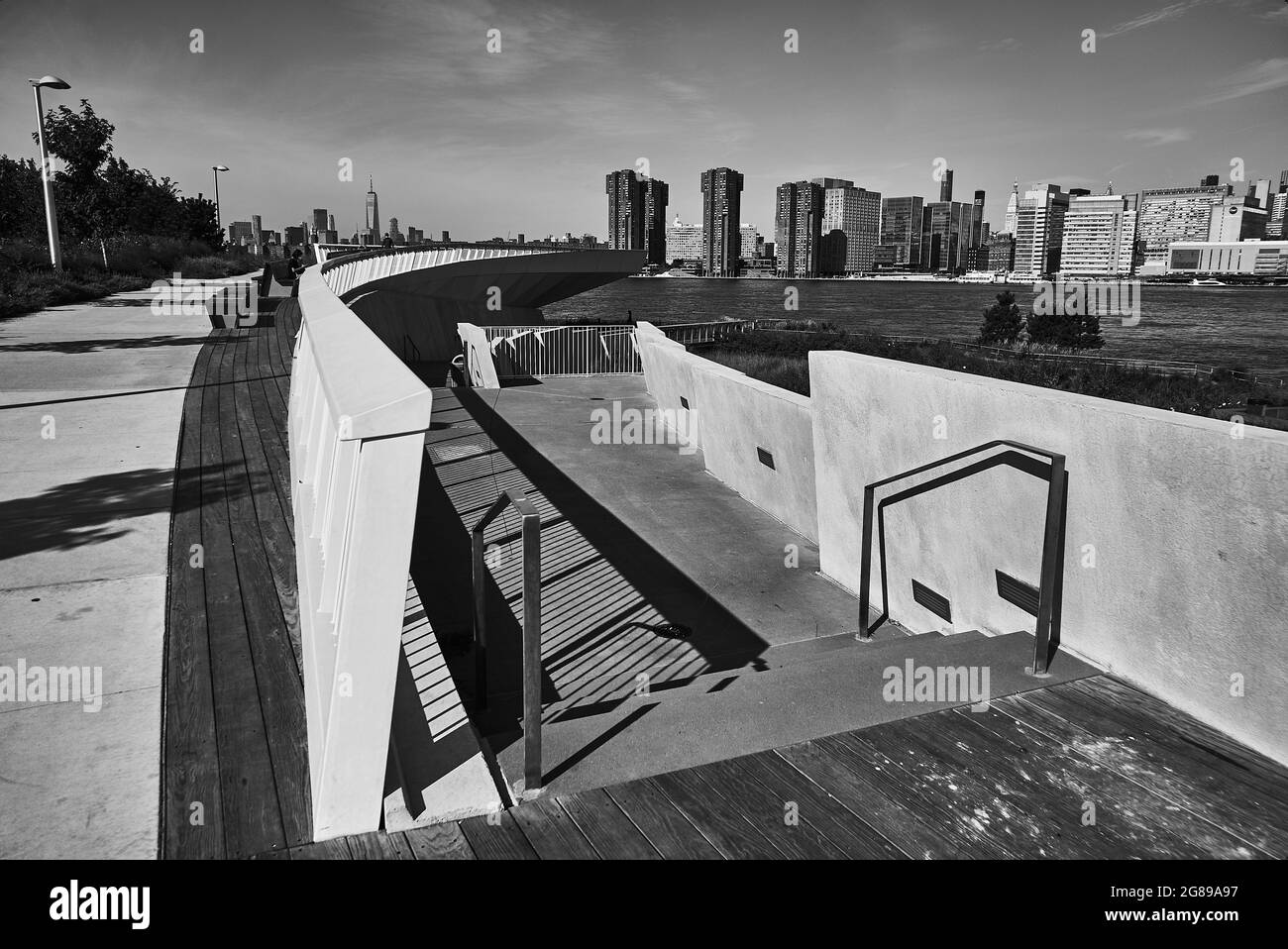 Piattaforma panoramica a sbalzo sul parco Hunters Point South lungo l'East River Foto Stock