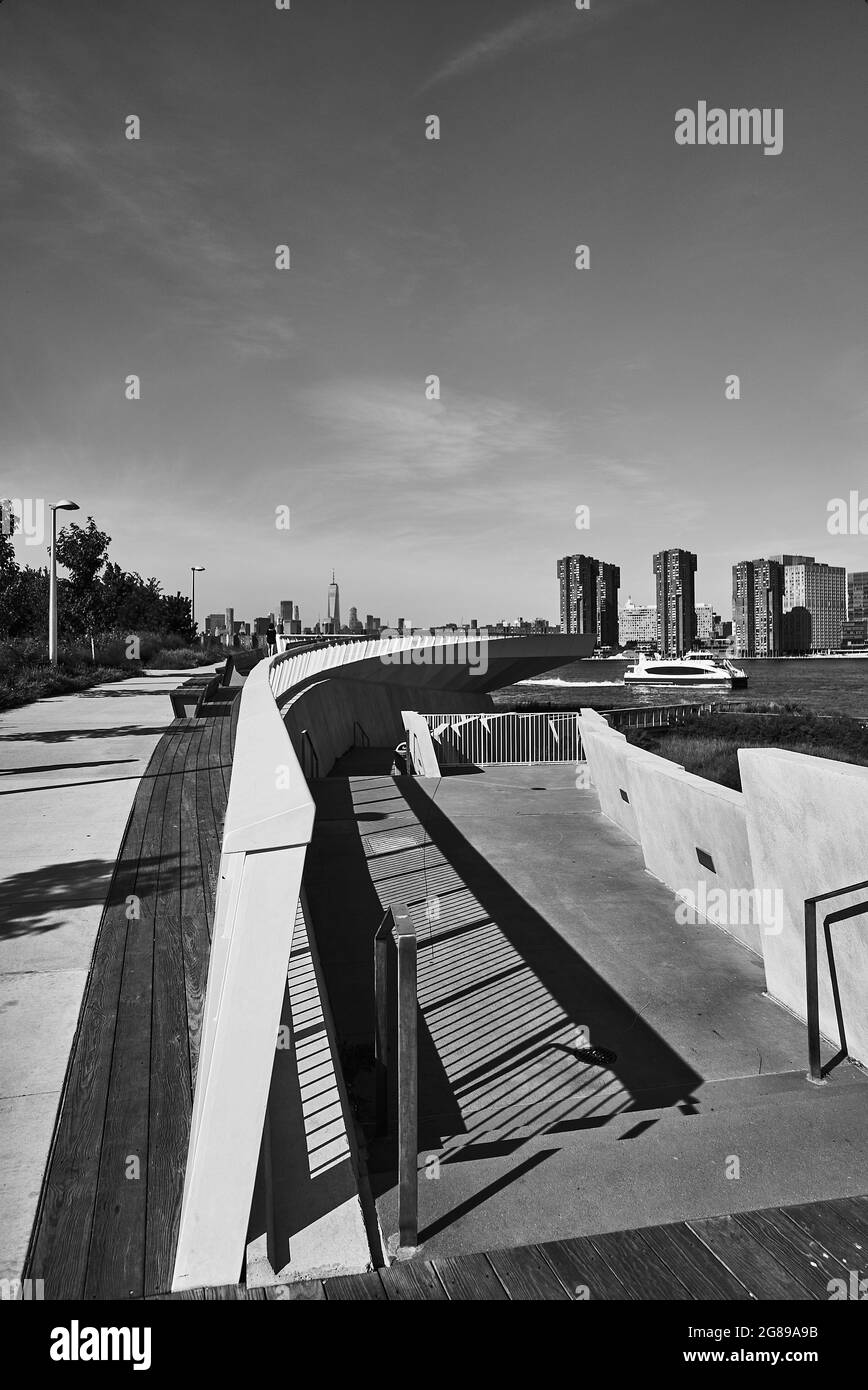 Piattaforma panoramica a sbalzo sul parco Hunters Point South lungo l'East River Foto Stock