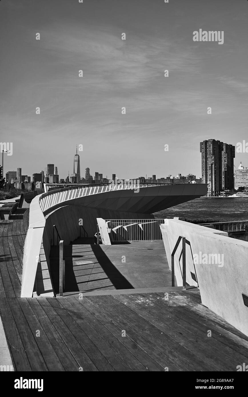 Piattaforma panoramica a sbalzo sul parco Hunters Point South lungo l'East River Foto Stock