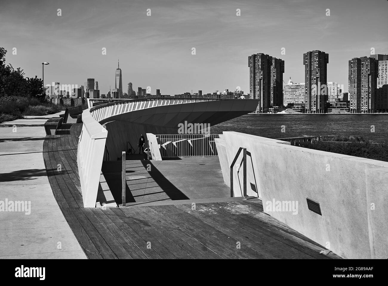 Piattaforma panoramica a sbalzo sul parco Hunters Point South lungo l'East River Foto Stock