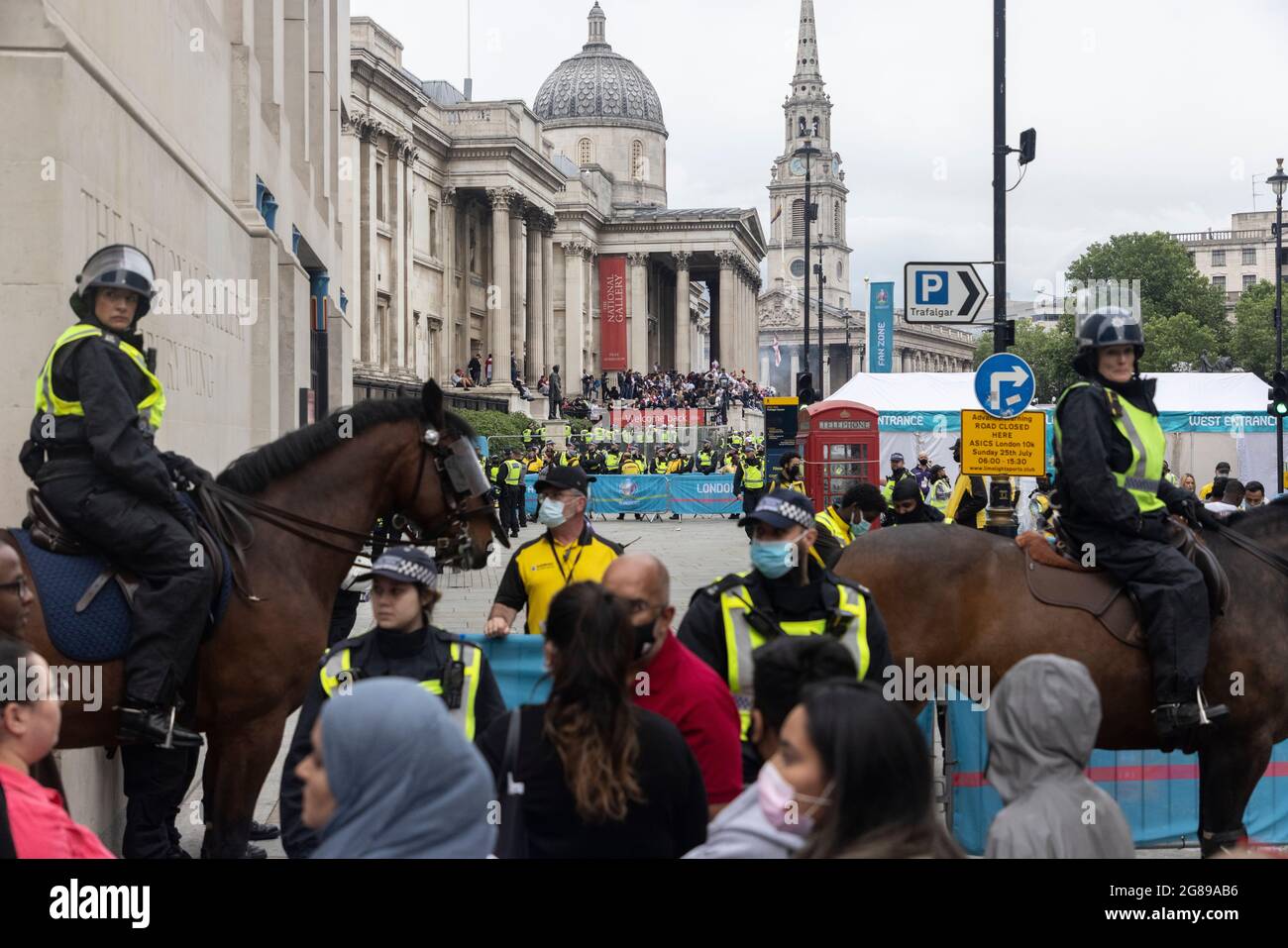 La polizia guard la zona dei tifosi durante l'Inghilterra contro l'Italia Euro 2020 finale, Trafalgar Square, Londra, 11 luglio 2021 Foto Stock