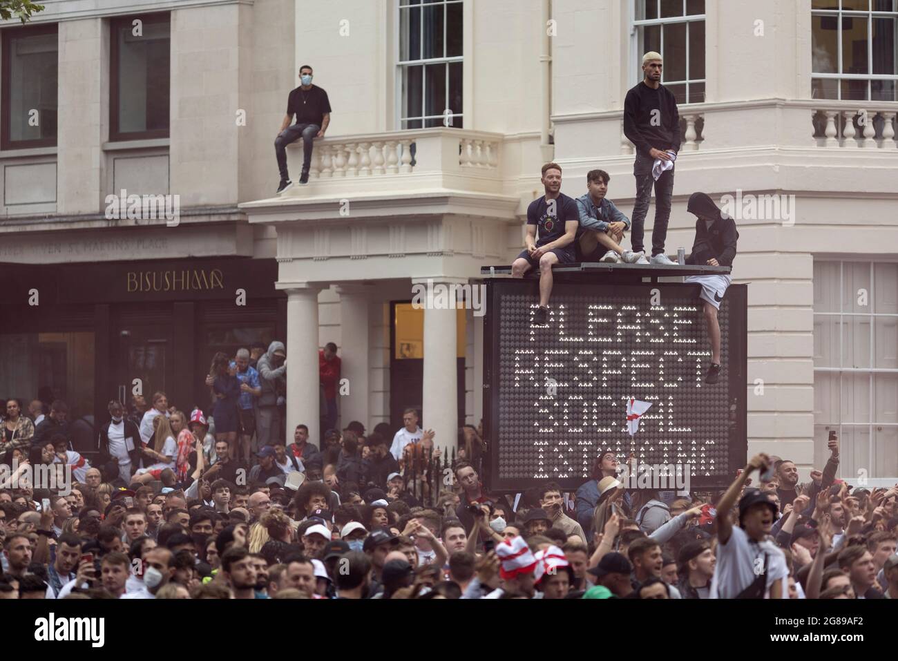 Folla di tifosi inglesi fuori dalla zona fan durante la finale inglese vs Italia Euro 2020, Trafalgar Square, Londra, 11 luglio 2021 Foto Stock