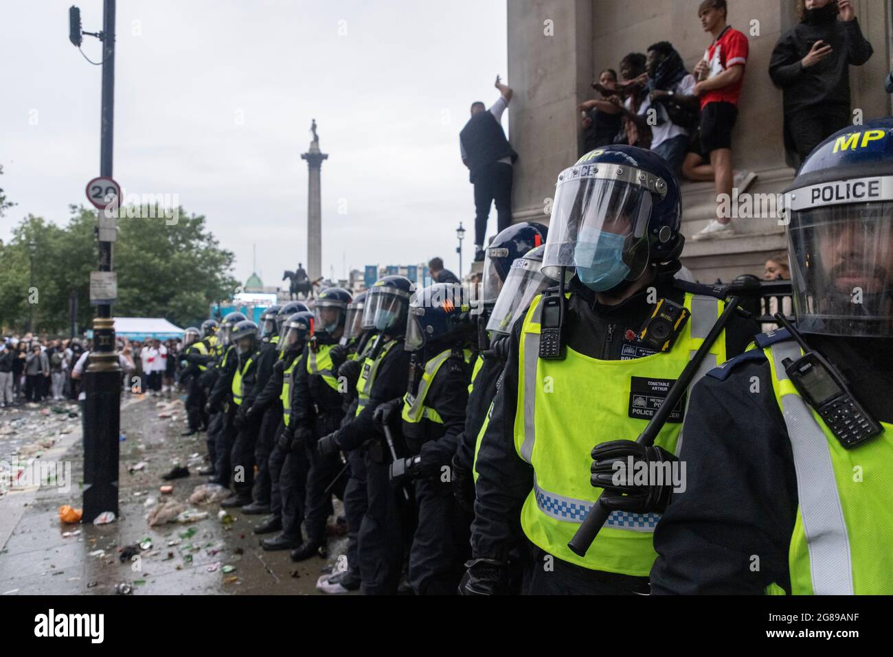 La polizia di Riot si scontra con i tifosi durante la finale inglese contro Italia Euro 2020, Trafalgar Square, Londra, 11 luglio 2021 Foto Stock