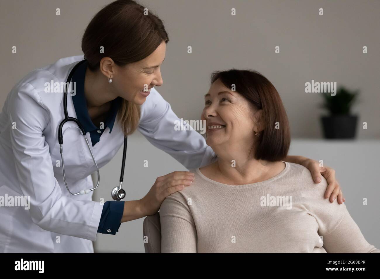 Felice positivo medico, medico, infermiere che dà sostegno al paziente Foto Stock
