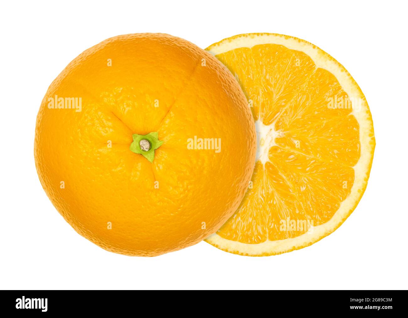 Arancione tagliato a metà, entrambe le metà sfalsate lateralmente, dall'alto, isolato su bianco. Arancio di Valencia maturo con sezione trasversale. Citrus sinensis. Foto Stock