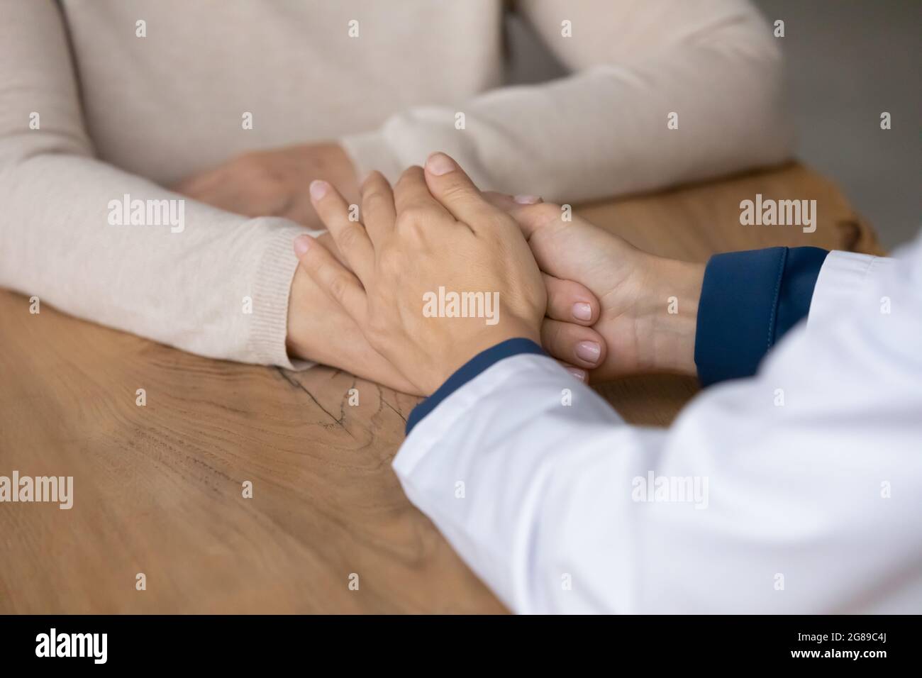 Mani di medico in camice bianco, infermiera, lavoratore medico Foto Stock