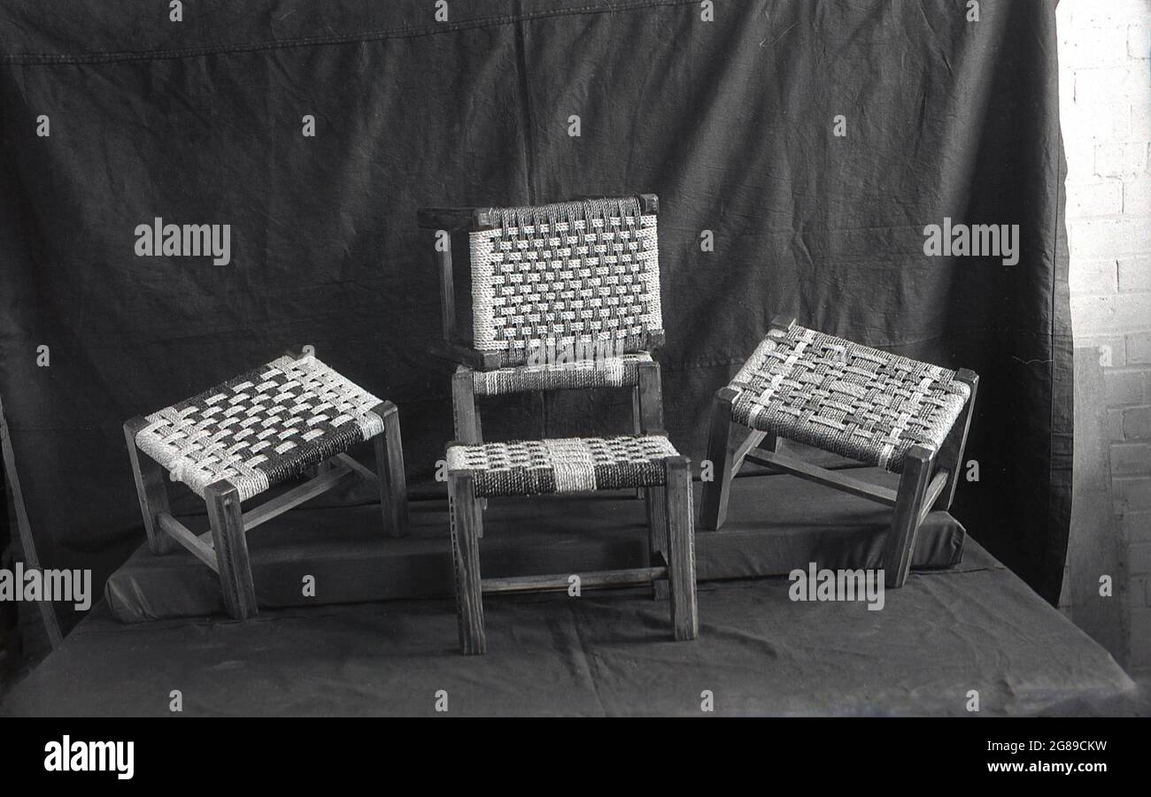 Anni '60, storico, una mostra di artigiani, fatto a mano piccoli poggiapiedi in vimini intrecciati di rattan. Rattan è un materiale vivente che significa che ogni poggiapiedi è un prodotto unico. Foto Stock