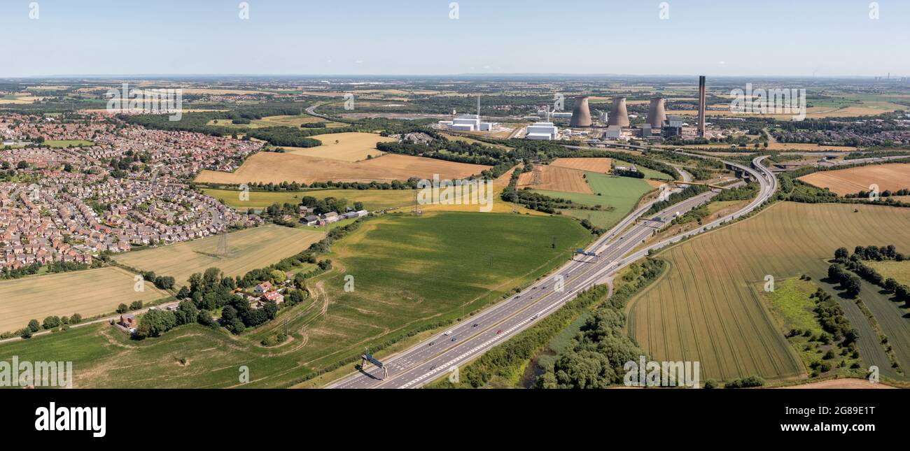 Ferrybridge Power Station nel West Yorkshire, lungo l'autostrada M62, passando tra Leeds e Ferrybridge. Vista aerea dell'autostrada Foto Stock